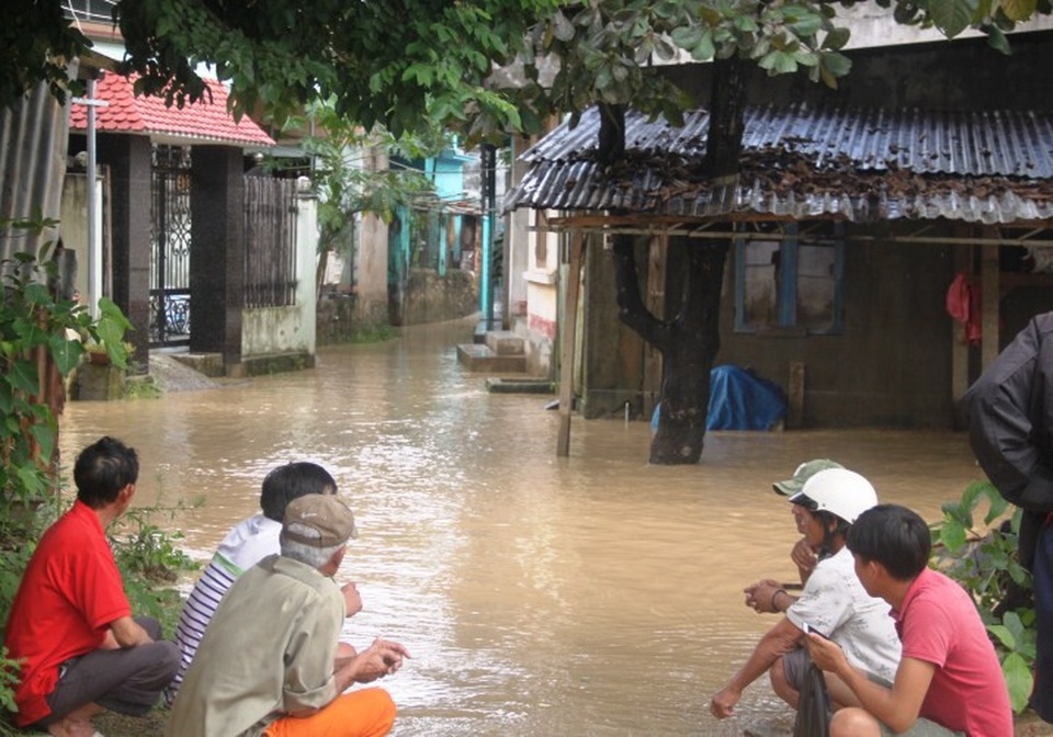 Nước lũ dâng cao chưa từng có trong vòng 20 năm qua - 3 Nước ngập khu dân cư Lò Vôi, thôn Trung Tín, xã Phước Lộc, huyện Tuy Phước.