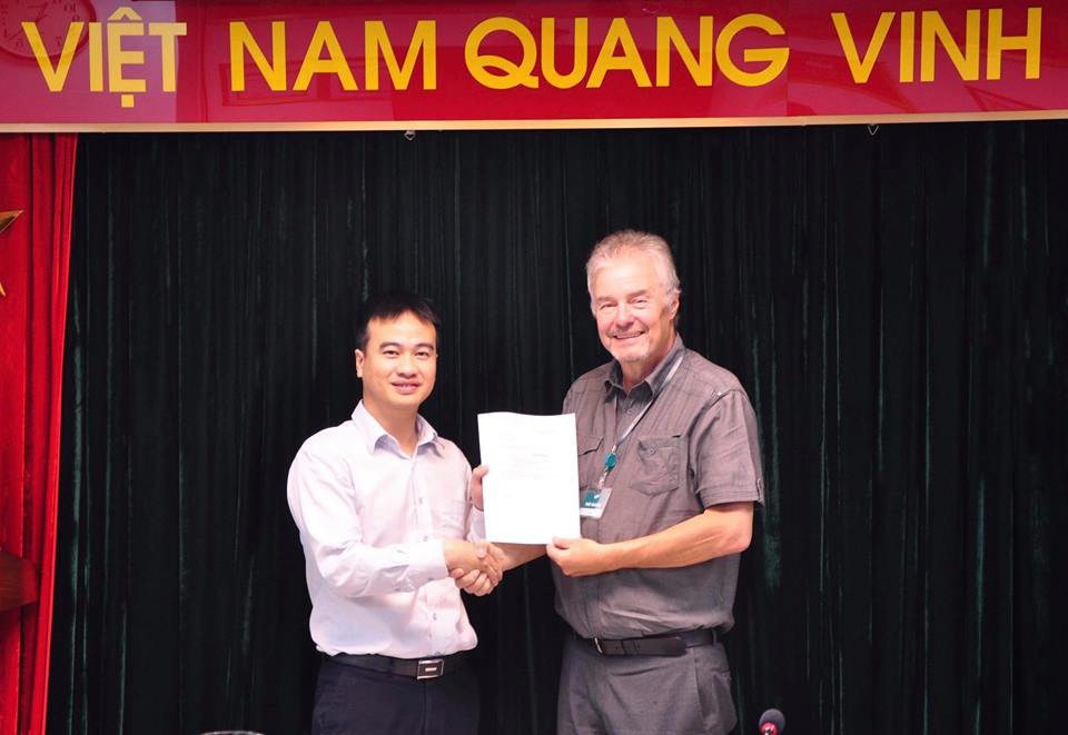 Nhóm dịch vụ Cloud của Viettel IDC đạt chứng nhận ISO 27017:2015 - 2
Đại diện cho Công ty TÜV Rheinland, chuyên gia Mr. Bruno Tenhagen trao giấy chứng nhận ISO 27017 cho ông Lê Xuân Quế - Phó Giám đốc Công ty Viettel IDC
