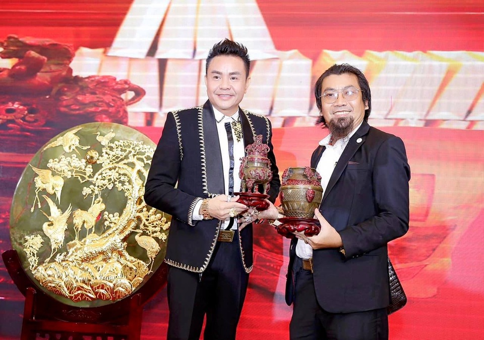 Doanh nhân Nguyễn Hoàng Sang tham gia đấu giá thiện nguyện Vì trẻ em Việt Nam - 2 Doanh nhân Nguyễn Hoàng Sang, Doanh nhân Huy Hoàng đấu giá 02 sản phẩm “Hủ Xông Trầm Chiêu Tài Lộc”.