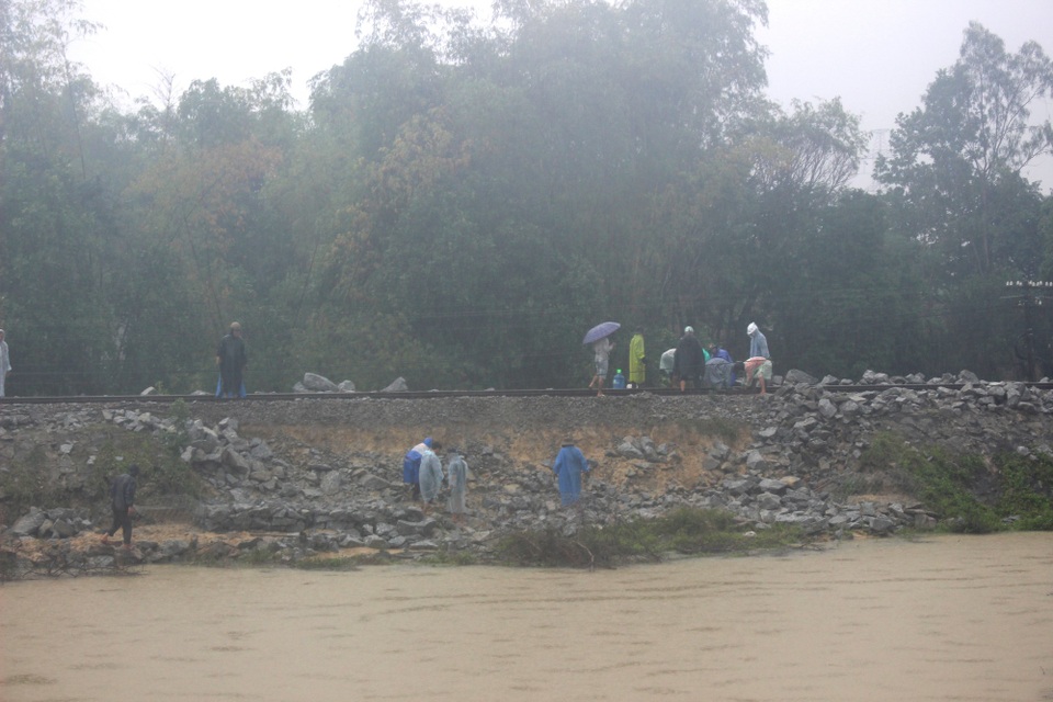 
Đoạn đường sắt qua TP Tam Kỳ bị sạt lở do mưa lớn. Các công nhân đang khắc phục điểm sạt lở mái ta luy
