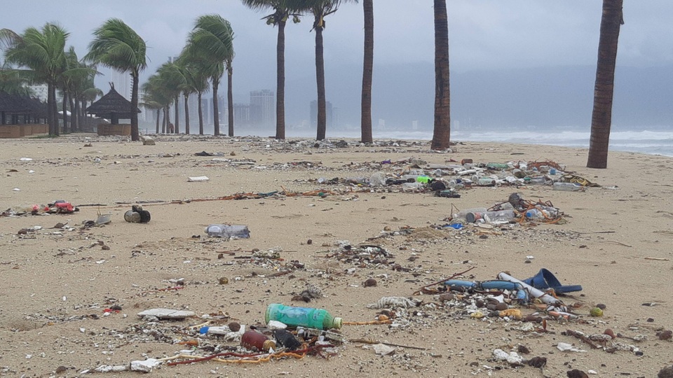 Rác ngập bãi biển Đà Nẵng sau trận mưa lịch sử - 1