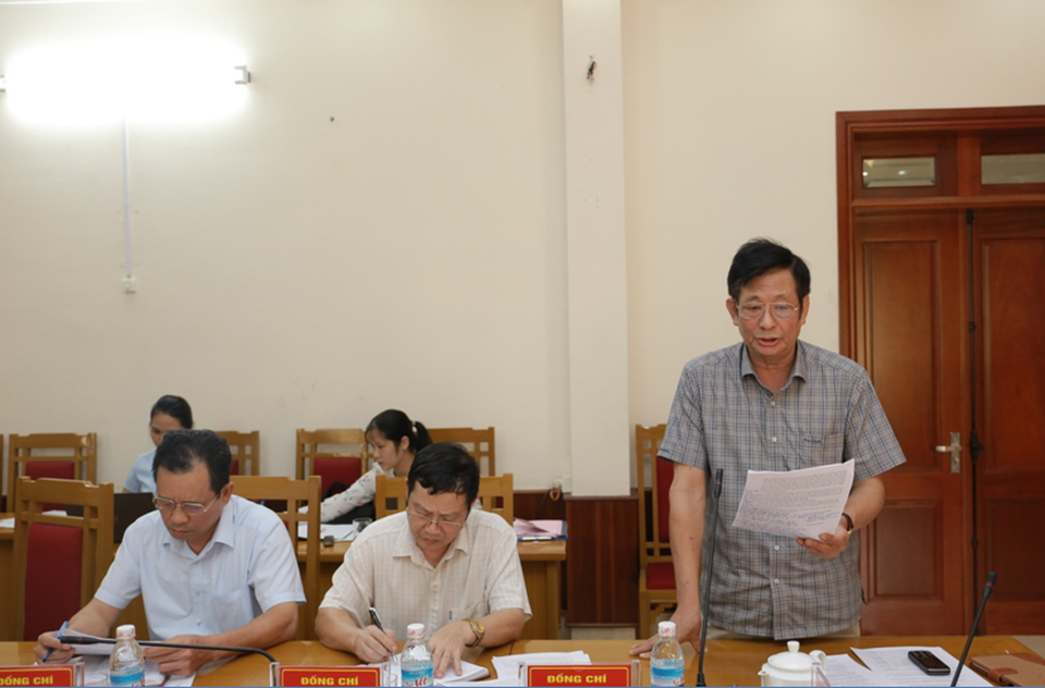 Khai thác than “núp bóng” xây nghĩa trang: Lộ diện nhiều dự án nghi cùng kịch bản - 4 Lãnh đạo huyện Hoành Bồ tại một cuộc họp đã chỉ rõ sai phạm của doanh nghiệp tại một số dự án (ảnh CTTĐT Hoành Bồ)