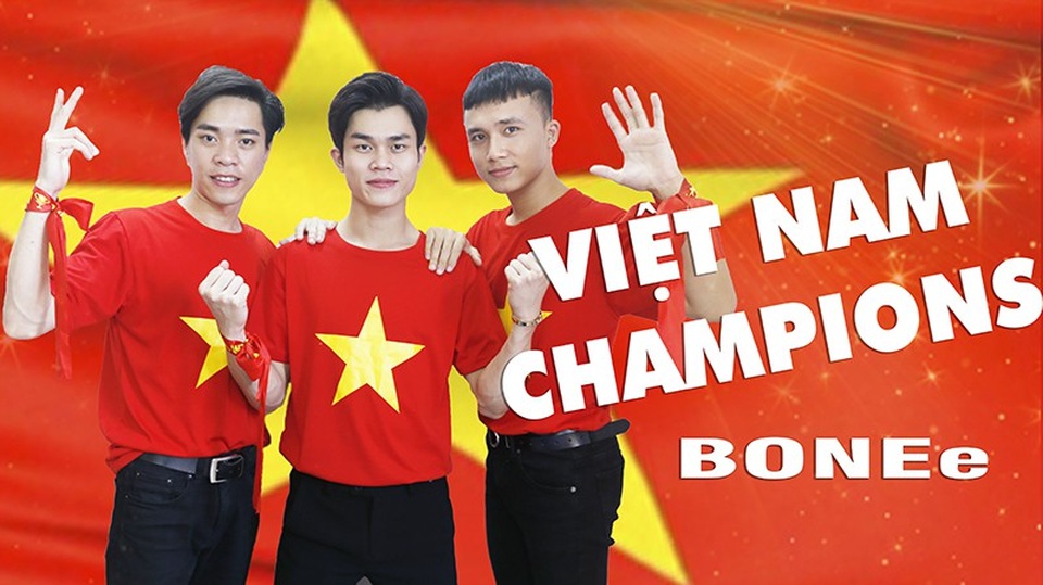 Nam sinh khiếm thị sáng tác ca khúc cổ vũ ĐT bóng đá Việt Nam - 3 Ca khúc “Vietnam Champions” của Tùng Lâm do nhóm BONEe thể hiện truyền ngọn lửa quyết tâm tới những “anh hùng sân cỏ”