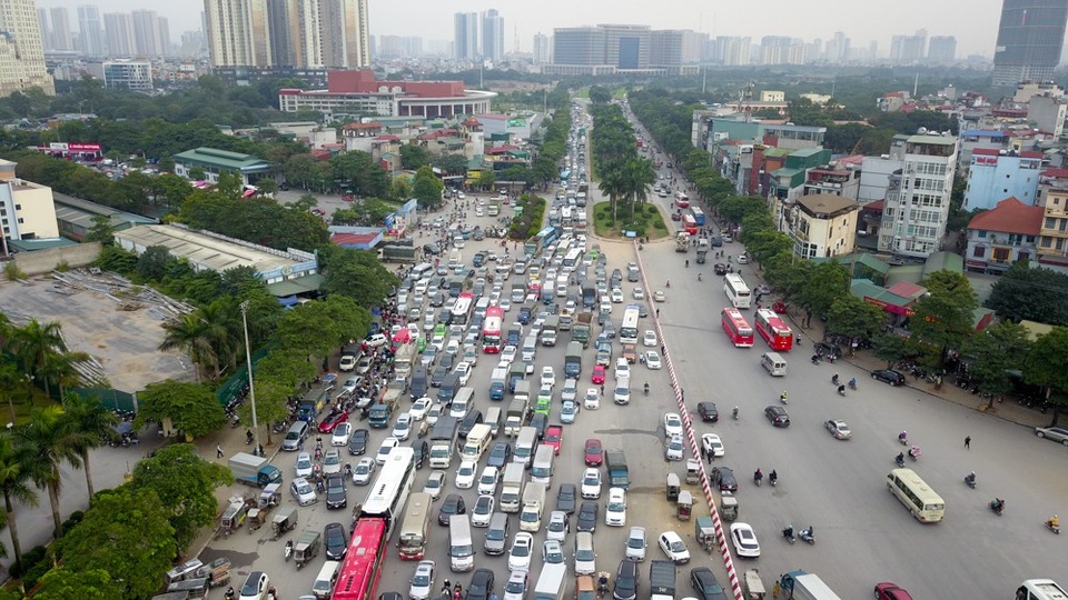 Khiến con đường ùn tắc dài cục bộ.