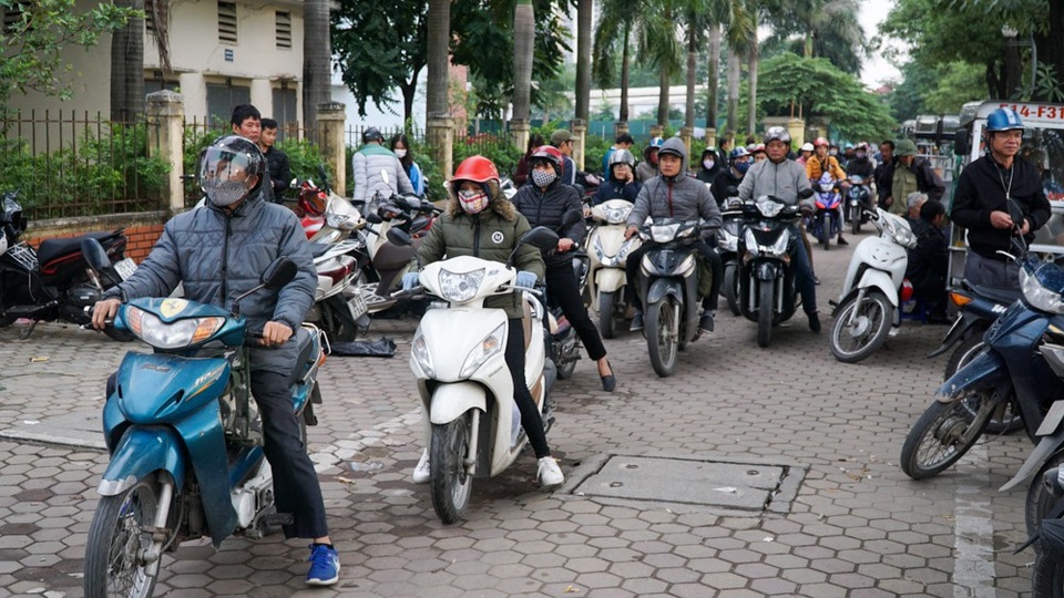 Xe máy phải lên vỉa hè để di chuyển.