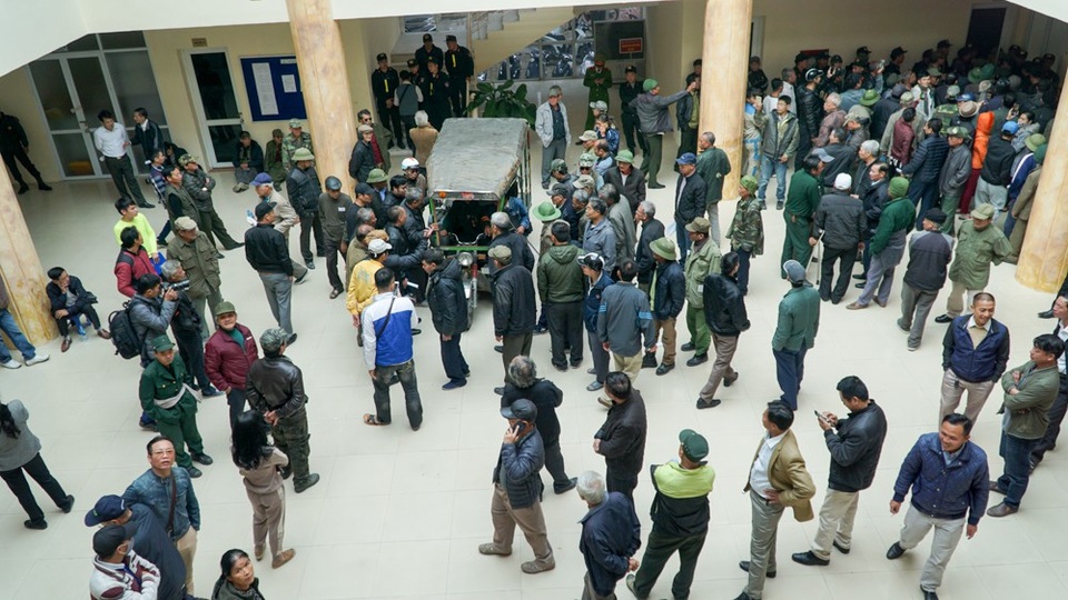 
Một số người dân vào trụ sở Liên đoàn bóng đá Việt Nam VFF đòi mua vé.
