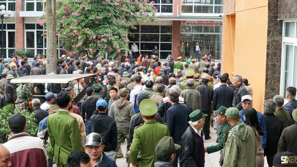 Phía bên ngoài rất đông người dân đứng trước sân VFF.