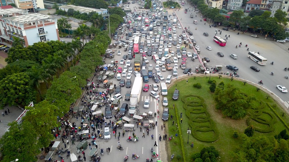 Một số người dân dùng xe chặn đường trước cổng VFF.