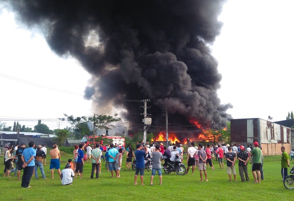 
Khói lửa bao trùm 3 nhà xưởng ở TPHCM
