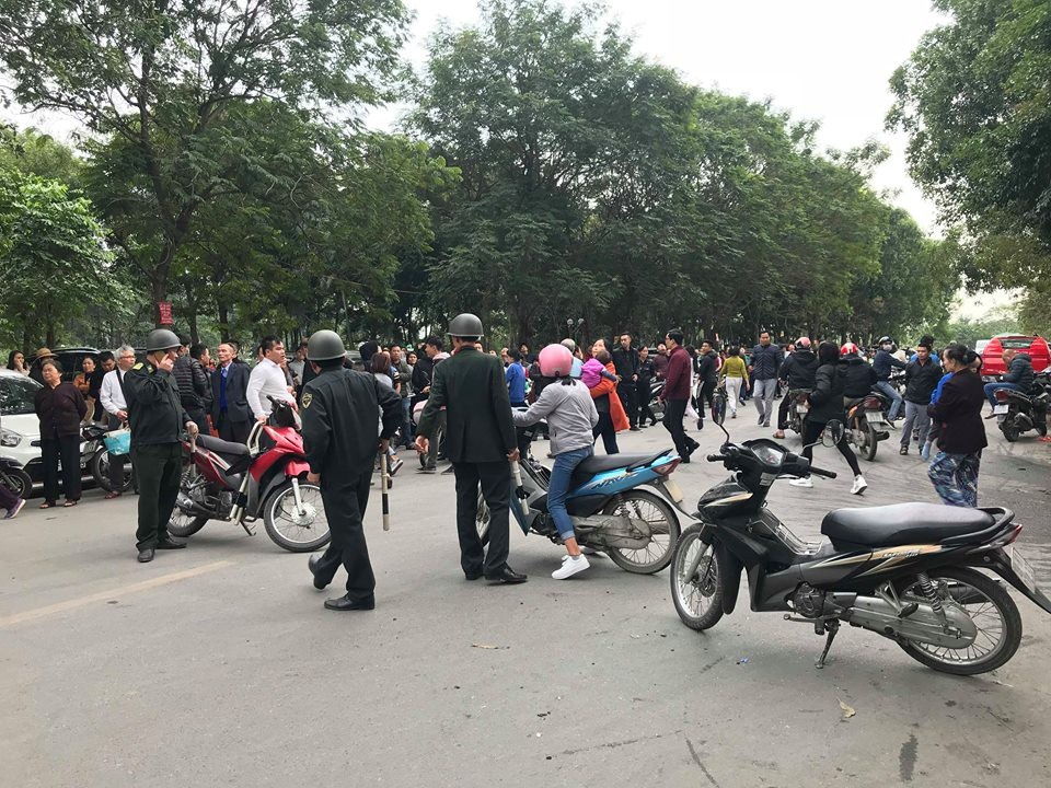 Cư dân hốt hoảng tháo chạy xuống dưới.