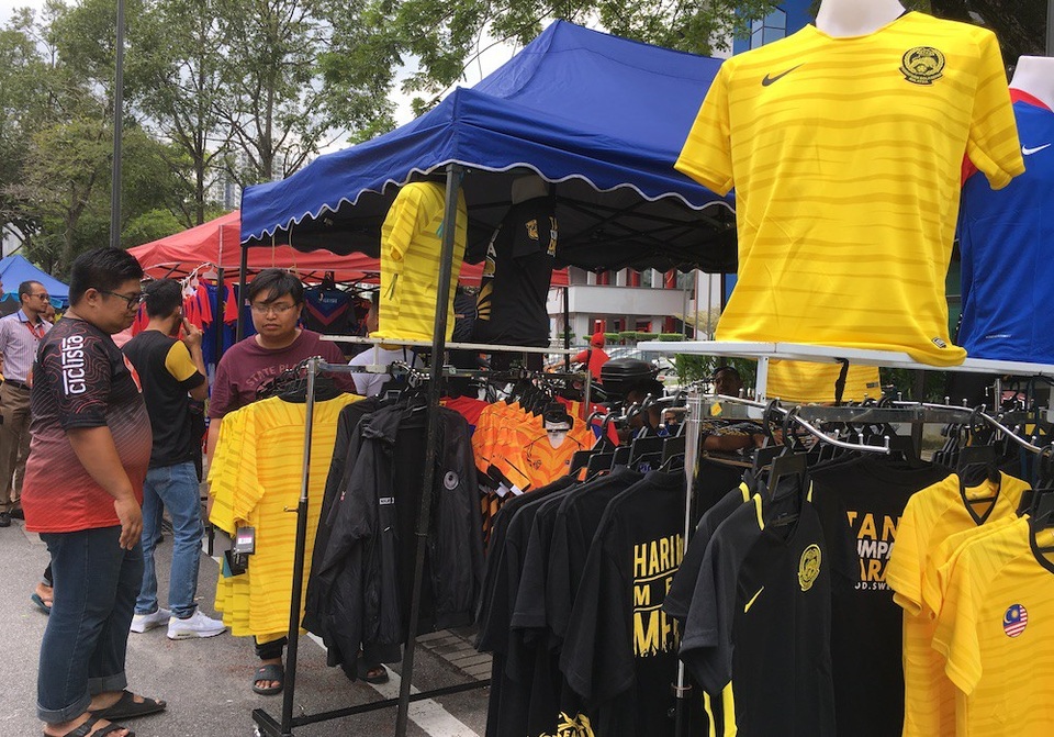 Cổ động viên chủ nhà nhận định thế nào về trận Malaysia-Việt Nam? - 5
Nhiều gian hàng bán những chiếc áo cho cổ động viên vào sân