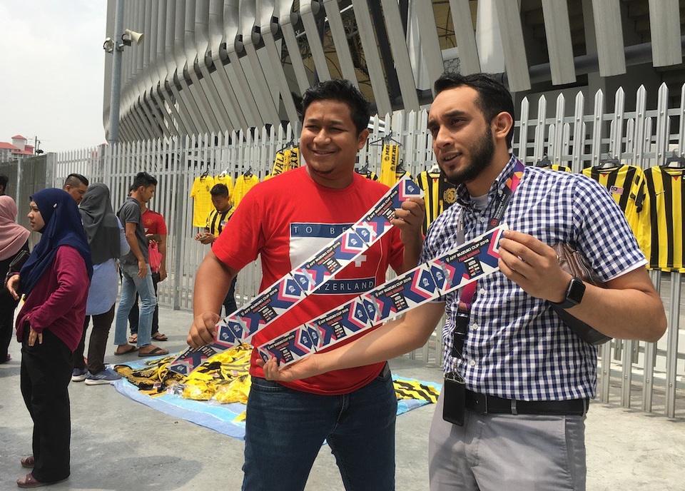 Cổ động viên chủ nhà nhận định thế nào về trận Malaysia-Việt Nam? - 4
Hai cổ động viên Malaysia khoe vé vào sân
