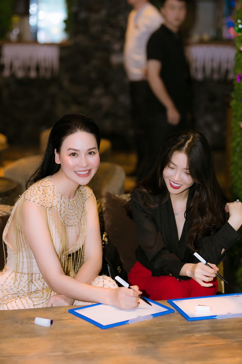 Laxie Band giành chiến thắng cuộc thi cover Cô gái đại dương của ca sỹ Nhật Huyền - 2 Ca sỹ Nhật Huyền (trái) tổ chức cho các giọng ca trẻ cover ca khúc Cô gái đại dương.
