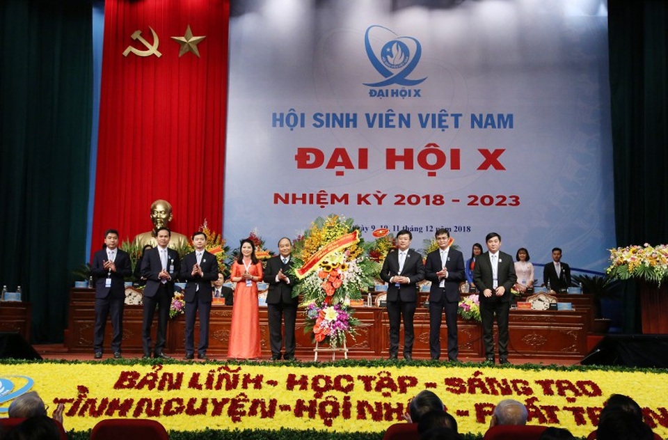 Thủ tướng Nguyễn Xuân Phúc: Đại học khởi nghiệp, sinh viên khởi nghiệp - 2 Thủ tướng Nguyễn Xuân Phúc tặng hoa các đại biểu Đại hội toàn quốc Hội Sinh viên Việt Nam khoá 10