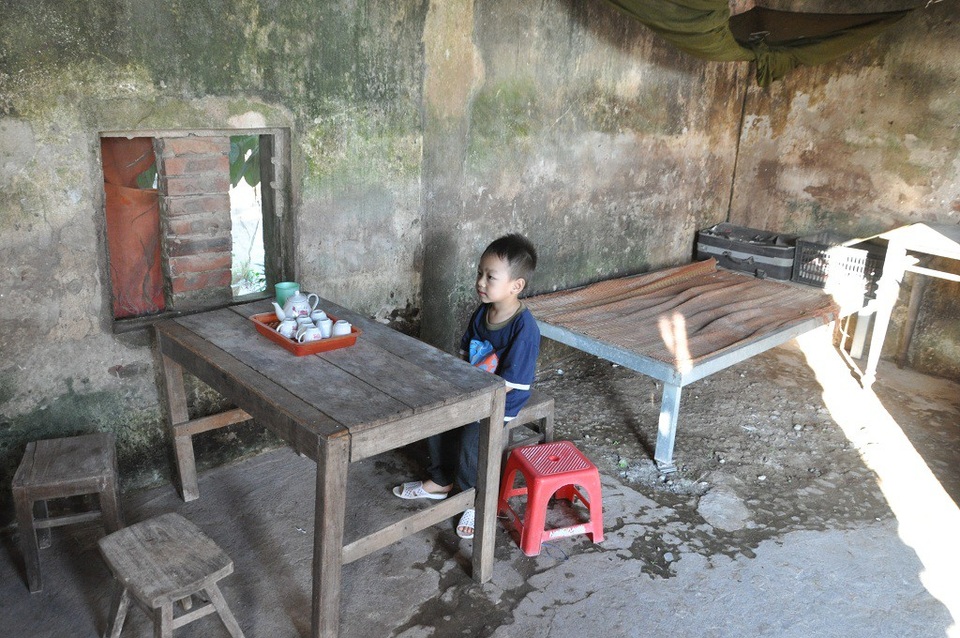 Bố tai nạn thập tử nhất sinh, 4 mẹ con gào khóc trong căn bếp đi ở nhờ - 8 Cậu bé Đại Nghĩa khoe bàn ngồi uống nước của cả nhà.