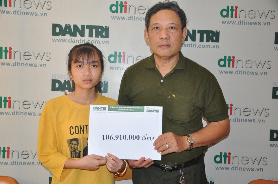 Gần 107 triệu đồng đến với cô bé Phương Thảo chăm bố, mẹ ung thư - 2 Ông Phạm Huy Thân - Chánh VP báo điện tử Dân trí trao quà cho cô bé Thảo.