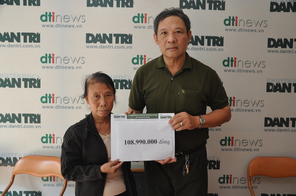 Gần 109 triệu đến với nữ VĐV Ngô Thị Hồng - 2 Ông Phạm Huy Thân trao quà cho mẹ Hồng tại cơ quan báo điện tử Dân trí.