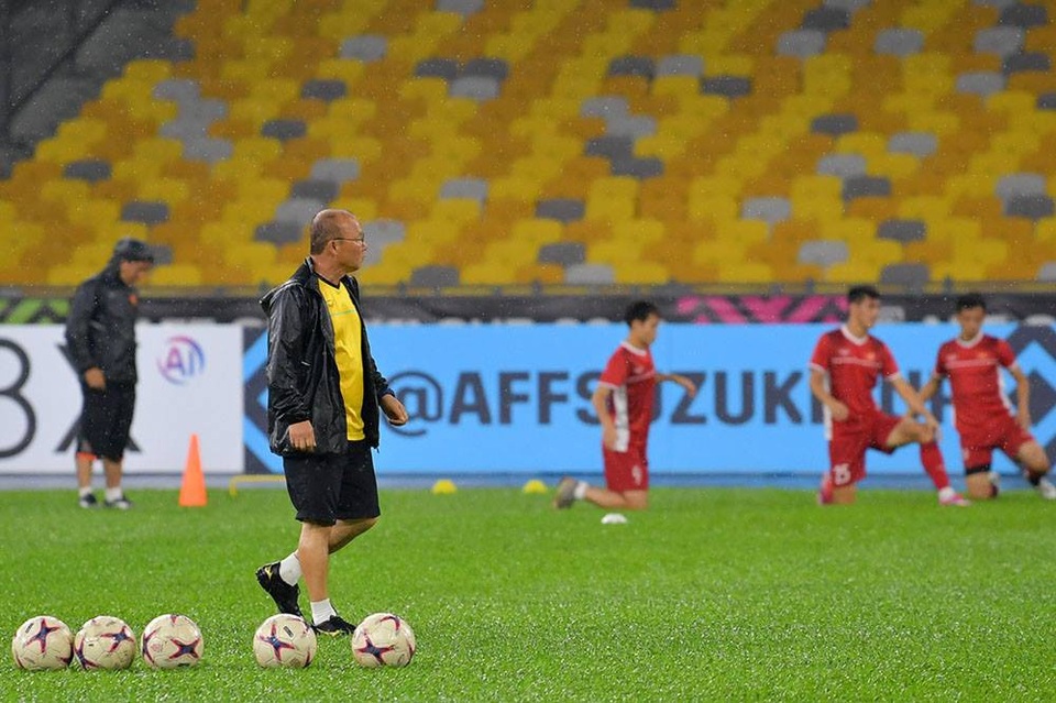 Đội tuyển Việt Nam đội mưa tập luyện chờ đấu Malaysia - 7
HLV Park Hang Seo đã dự tính trước được thời tiết bất lợi ở Bukit Jalil