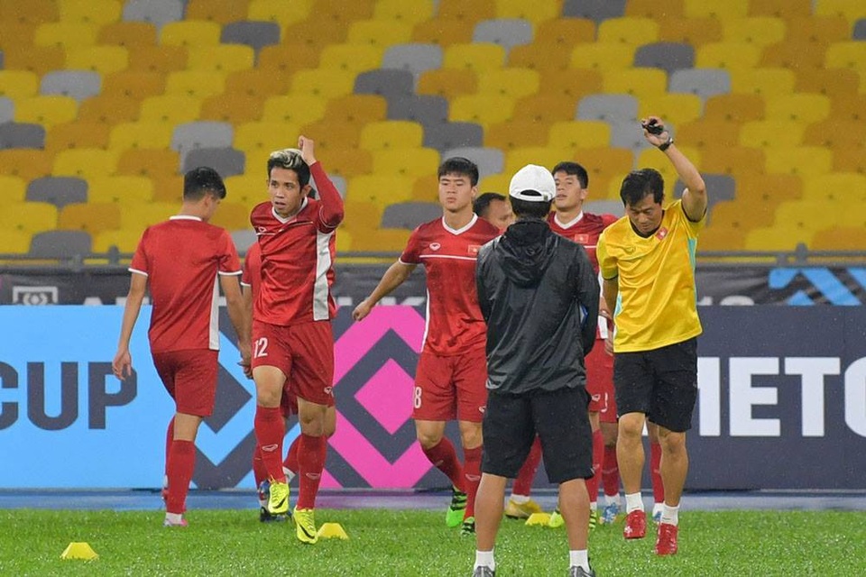 Đội tuyển Việt Nam đội mưa tập luyện chờ đấu Malaysia - 6 Đội tuyển Việt Nam đội mưa tập luyện chờ đấu Malaysia - 6