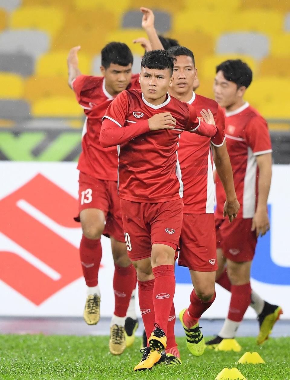 Đội tuyển Việt Nam đội mưa tập luyện chờ đấu Malaysia - 3
Quang Hải vẫn là cầu thủ được chú ý nhất của đội tuyển Việt Nam