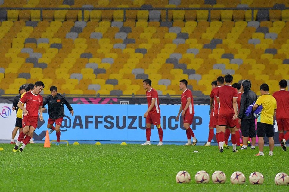 Đội tuyển Việt Nam đội mưa tập luyện chờ đấu Malaysia - 1
Đội tuyển Việt Nam chăm chỉ luyện tập dưới trời mưa