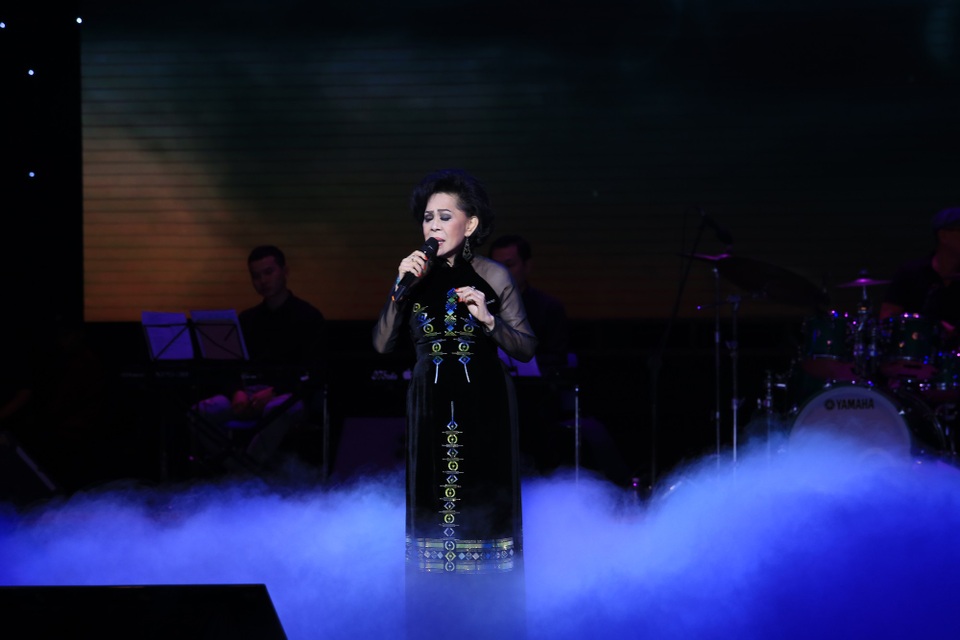 Danh ca Giao Linh từng bị người hâm mộ nhầm là “má” của Tuấn Vũ - 4 Danh ca Giao Linh từng bị người hâm mộ nhầm là “má” của Tuấn Vũ - 4