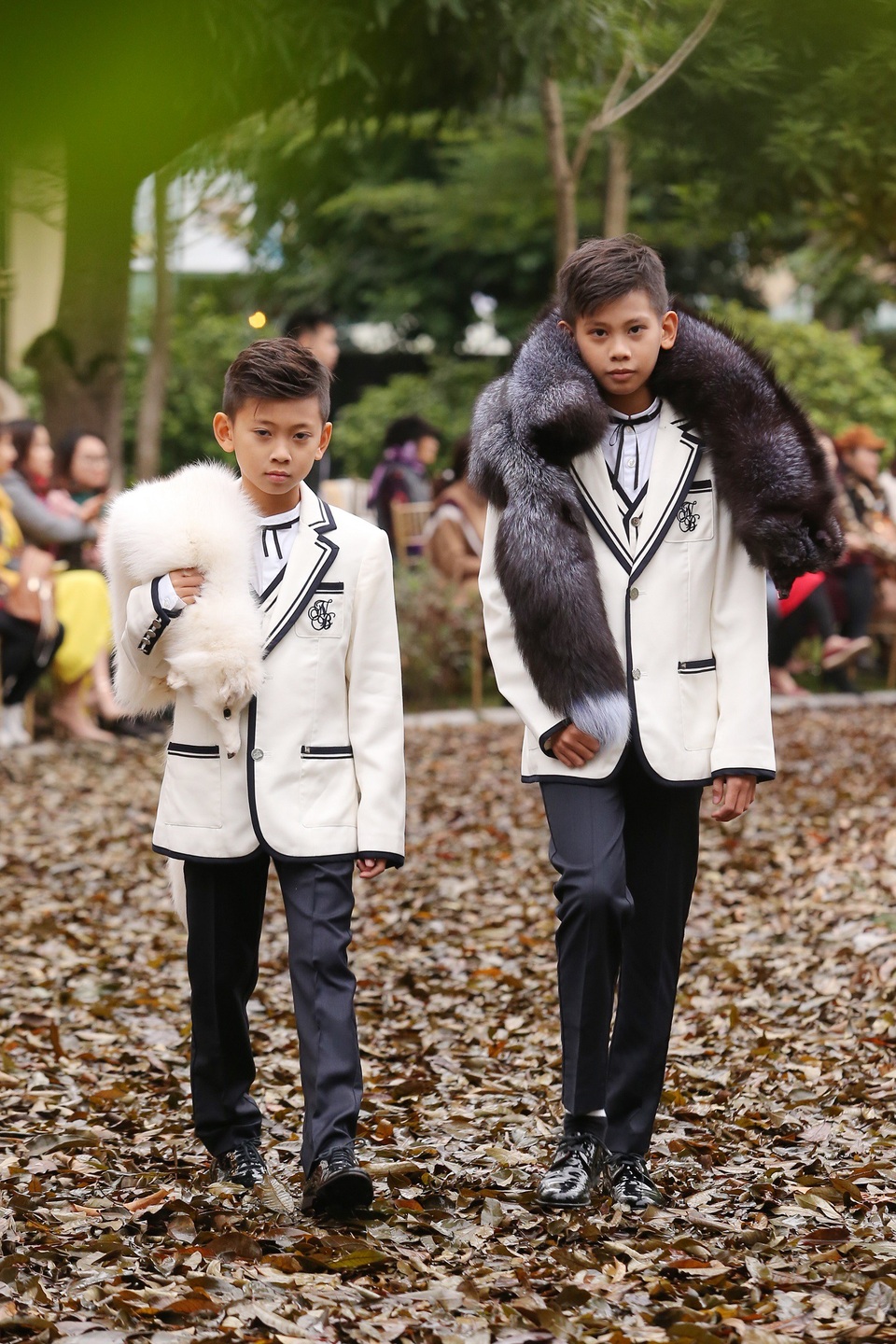 Hà Kiều Anh cùng 3 con trình diễn thời trang dưới cái lạnh 23 độ C - 2 Hai cậu con trai lớn của Hà Kiều Anh cũng bảnh bao và điển trai với những mẫu thiết kế ấn tượng.