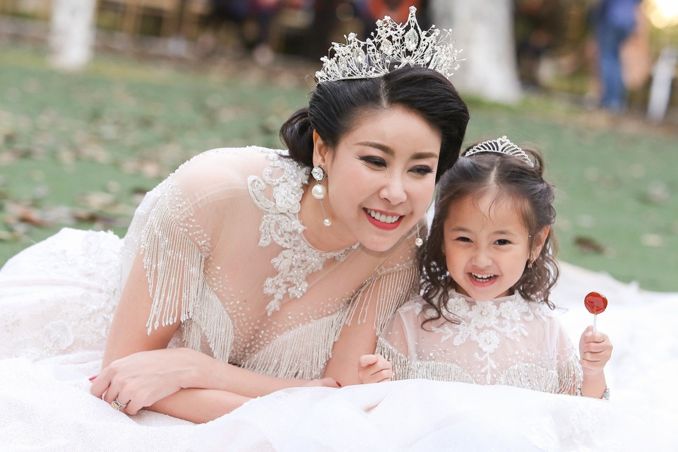 Hà Kiều Anh cùng 3 con trình diễn thời trang dưới cái lạnh 23 độ C - 4 Hà Kiều Anh cùng 3 con trình diễn thời trang dưới cái lạnh 23 độ C - 4