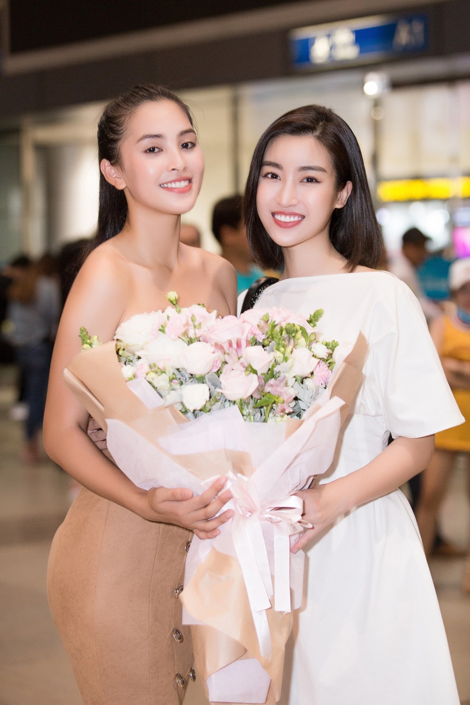 Đỗ Mỹ Linh, Phương Nga đón Trần Tiểu Vy trở về lúc nửa đêm - 2 Đỗ Mỹ Linh, Phương Nga đón Trần Tiểu Vy trở về lúc nửa đêm - 2