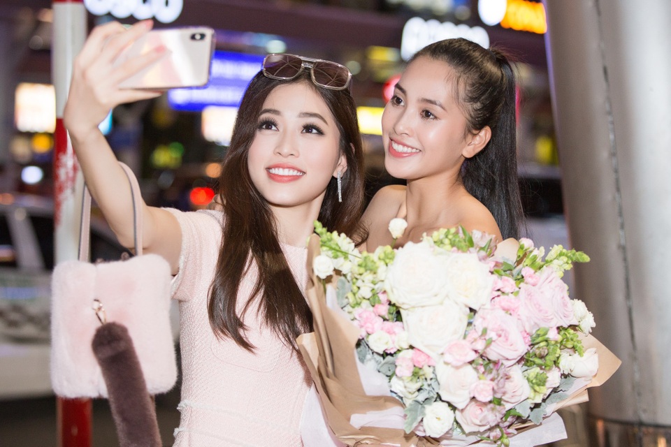 Đỗ Mỹ Linh, Phương Nga đón Trần Tiểu Vy trở về lúc nửa đêm - 3 Đỗ Mỹ Linh, Phương Nga đón Trần Tiểu Vy trở về lúc nửa đêm - 3