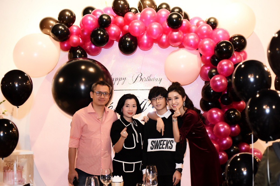 Có mặt trong buổi tiệc sinh nhật của Huyền My là bố mẹ của Á hậu, những người vô cùng thân thiết và luôn đồng hành hỗ trợ cho Huyền My kể từ khi cô lên ngôi Á hậu.