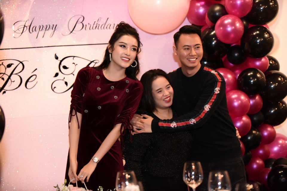 Là những người bạn thân thiết và hiểu cá tính của Huyền My nên hầu hết các vị khách của buổi tiệc đều hào hứng hưởng ứng khiến không khí càng thêm sôi động, vui nhộn.