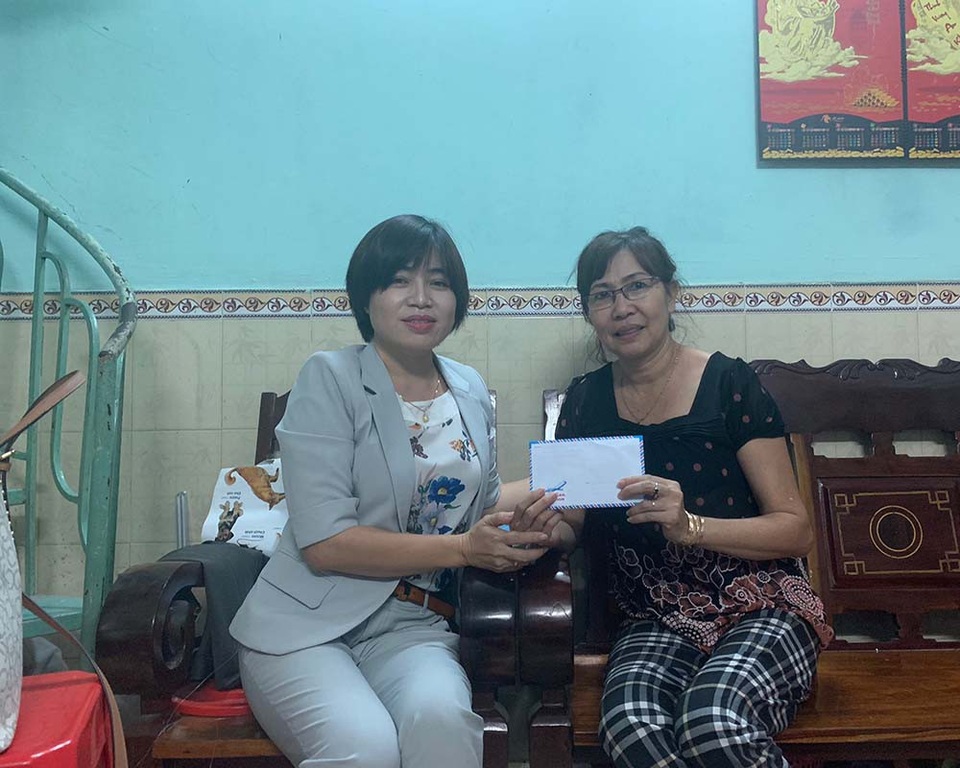 Trao tiền bạn đọc hỗ trợ 2 cô giáo tận tâm với học trò nghèo - 3 
Nhà báo Phạm Tâm - Phó trưởng VPĐD báo Dân trí tại Cần Thơ trao số tiền 10 triệu đồng của bạn đọc hỗ trợ cô Liêu Thị Mỹ Hiếu.