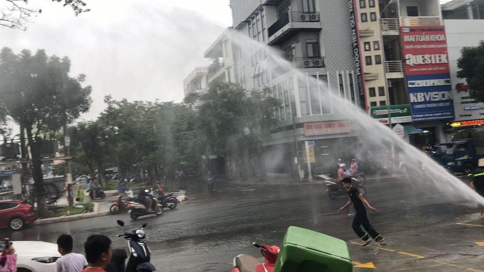 Hàng chục chủ xe sang não nề nhìn "xế yêu" chìm nghỉm trong nước suốt một ngày - 1 Hàng chục chủ xe sang não nề nhìn "xế yêu" chìm nghỉm trong nước suốt một ngày - 1