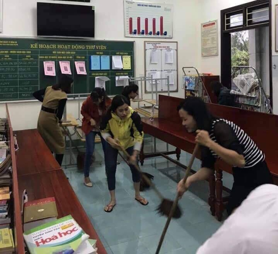 Mưa lớn trên diện rộng, 4 người thương vong, nhiều nhà dân, trưởng học bị hư hại - 3 Cán bộ, giáo viên trường THCS Phan Đình Phùng dọn vệ sinh.