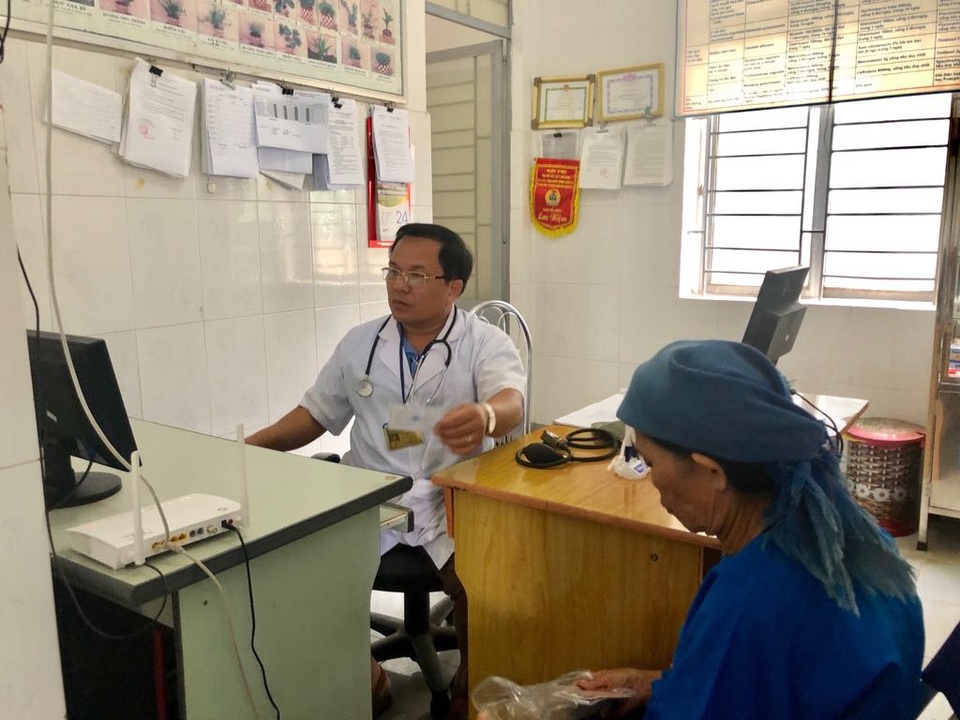 Được “phổ cập” công nghệ thông tin, trạm y tế xã “hút” người bệnh - 1 BS Hải cập nhật thông tin bệnh nhân vào hệ thống phần mềm và đọc được những lần khám trước của bệnh nhân. Ảnh: H.Hải