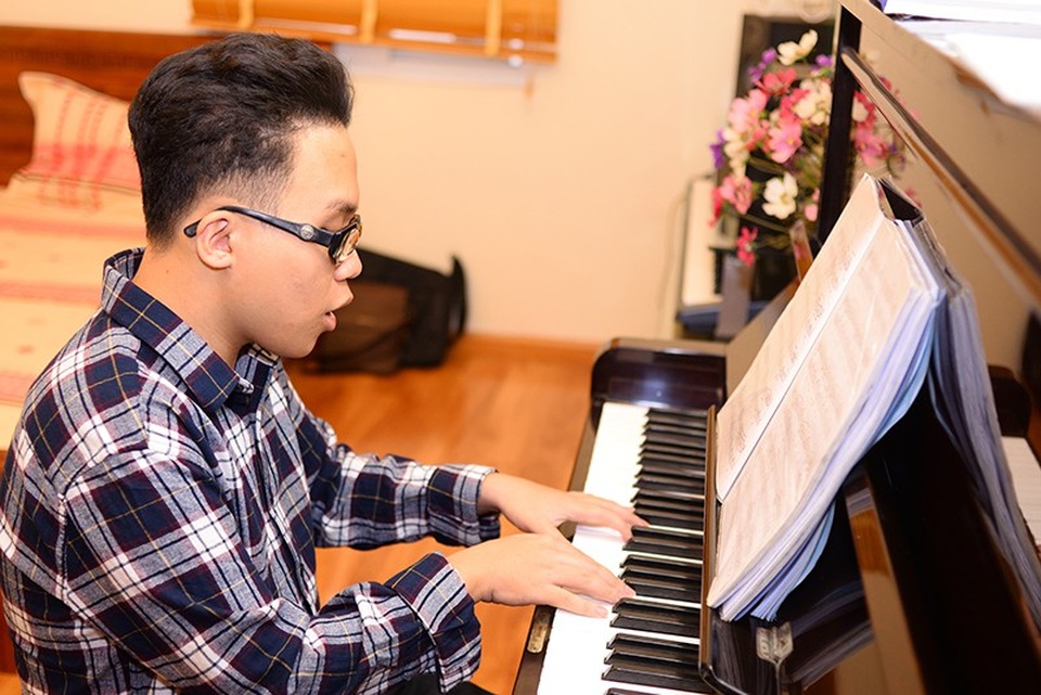 Nam sinh khiếm thị sáng tác ca khúc cổ vũ ĐT bóng đá Việt Nam - 1 Những ngày cả nước sục sôi không khí hâm mộ bóng đá truyền cảm hứng cho nam sinh khiếm thị Lê Tùng Lâm sáng tác hài hát “Vietnam Champions” nhằm cổ vũ ngọn lửa quyết tâm của những “anh hùng sân cỏ” đội tuyển Việt Nam.