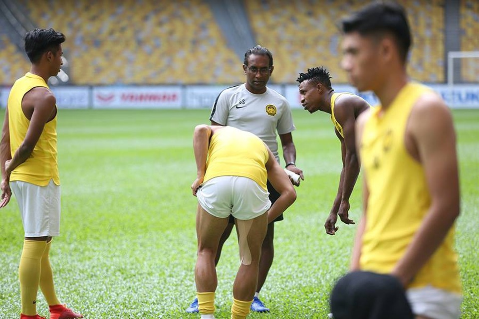 Malaysia hứng khởi trong buổi tập, sẵn sàng tiếp đón tuyển Việt Nam - 5
Ban huấn luyện Malaysia kiểm tra chấn thương của Talaha