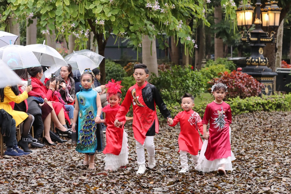 Hà Kiều Anh cùng 3 con trình diễn thời trang dưới cái lạnh 23 độ C - 10 Hà Kiều Anh cùng 3 con trình diễn thời trang dưới cái lạnh 23 độ C - 10