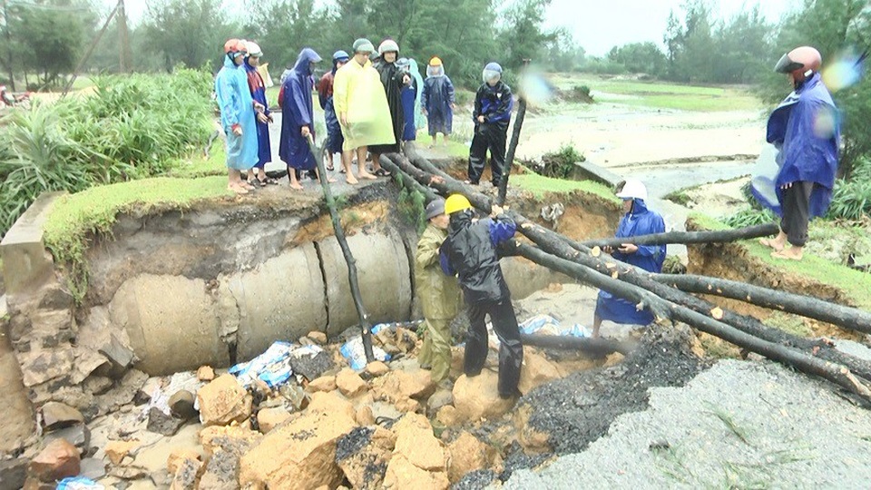 Mưa lớn trên diện rộng, 4 người thương vong, nhiều nhà dân, trưởng học bị hư hại - 4 Cây cầu trên đường giao thông nối xã Vĩnh Thái bị hư hỏng nặng.