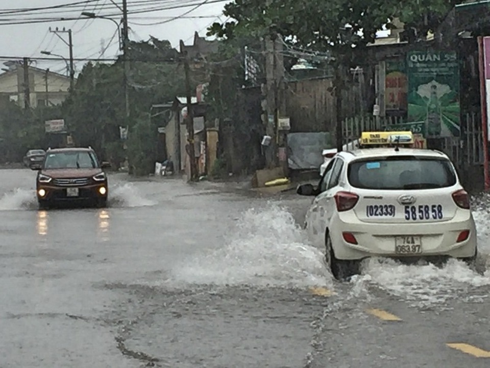 Mưa lớn trên diện rộng, 4 người thương vong, nhiều nhà dân, trưởng học bị hư hại - 1 Một số tuyến giao thông bị ngập.