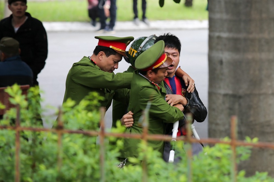 Người dân vượt rào vào trụ sở VFF, đòi mua vé xem chung kết AFF Cup - 12 Người dân vượt rào vào trụ sở VFF, đòi mua vé xem chung kết AFF Cup - 12