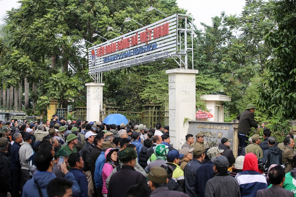 Người dân vượt rào vào trụ sở VFF, đòi mua vé xem chung kết AFF Cup - 1 Người dân tụ tập tại Liên đoàn Bóng đá Việt Nam (VFF) từ rất sớm.