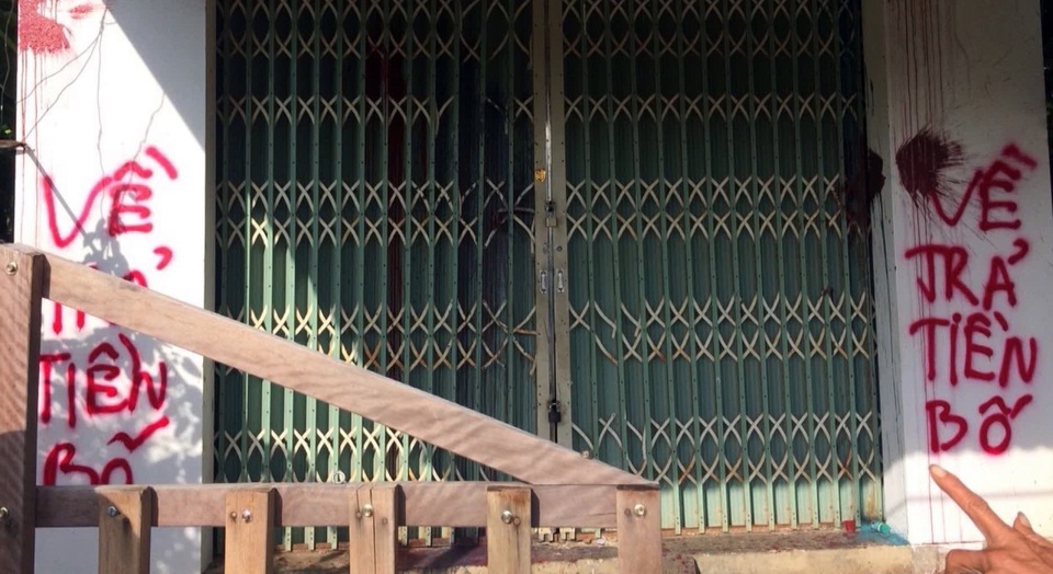 Khi các con nợ không có tiền trả, hoặc trả không đúng hẹn các chủ cho vay nặng lãi khủng bố nhà cửa, tính mạng của chính con nợ và những người thân trong gia đình