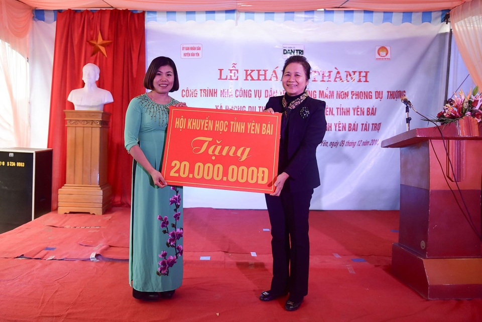 Niềm vui ngày khánh thành Nhà công vụ Dân trí tại Yên Bái - 10
Chủ tịch Hội Khuyến học tỉnh Yên Bái Ngô Thị Chinh trao tặng 20 triệu đồng giúp Trường mầm non Phong Dụ Thượng hoàn thiện Nhà công vụ