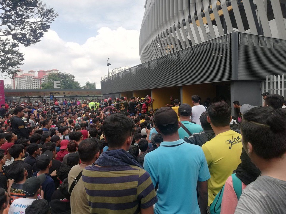 Người hâm mộ bóng đá Malaysia cũng phải săn vé “chợ đen” - 1
Rất đông cổ động viên Malaysia đã không mua được vé do FAM phân phối