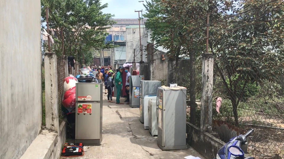 Người dân di tản tài sản ra bên ngoài.