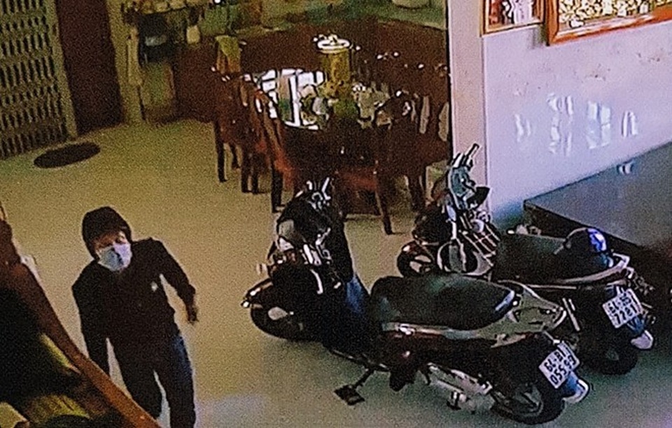 Thủ phạm đột nhập vào trong nhà, chỉnh hướng camera và trộm tài sản.