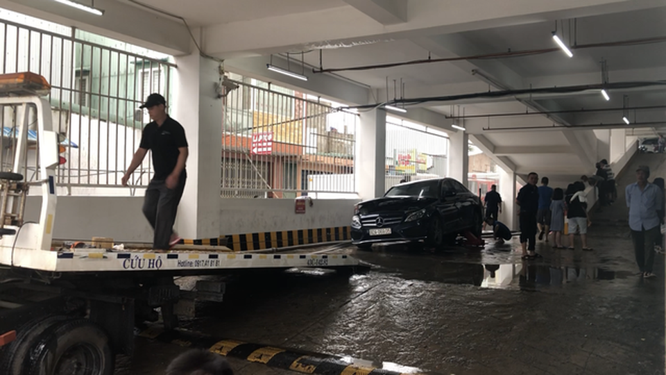 Hàng chục chủ xe sang não nề nhìn "xế yêu" chìm nghỉm trong nước suốt một ngày - 2
Hút nước, kéo ô tô đi sửa