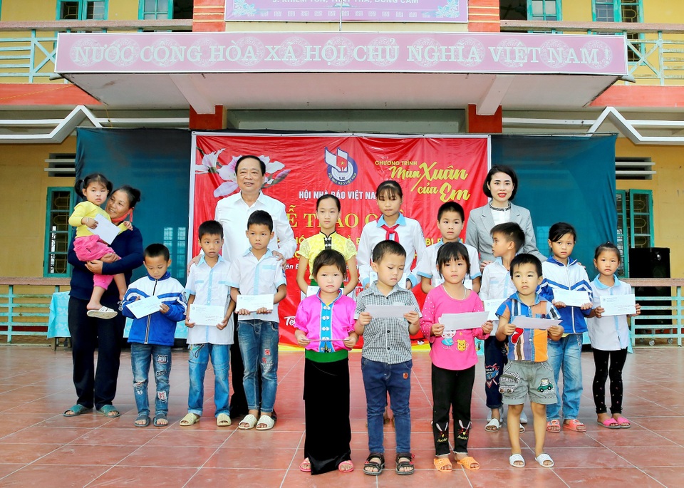 Chương trình “Mùa xuân của em” – Hành trình trao quà tại Yên Bái - 1
Ông Mai Đức Lộc, Phó Chủ tịch Hội Nhà báo Việt Nam trao học bổng cho các em học sinh tại xã Nghĩa Lợi